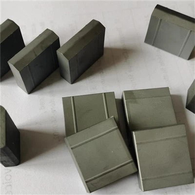 برف کے ہل کاٹنے والے کناروں کے لیے کاربائیڈ ڈالیں۔